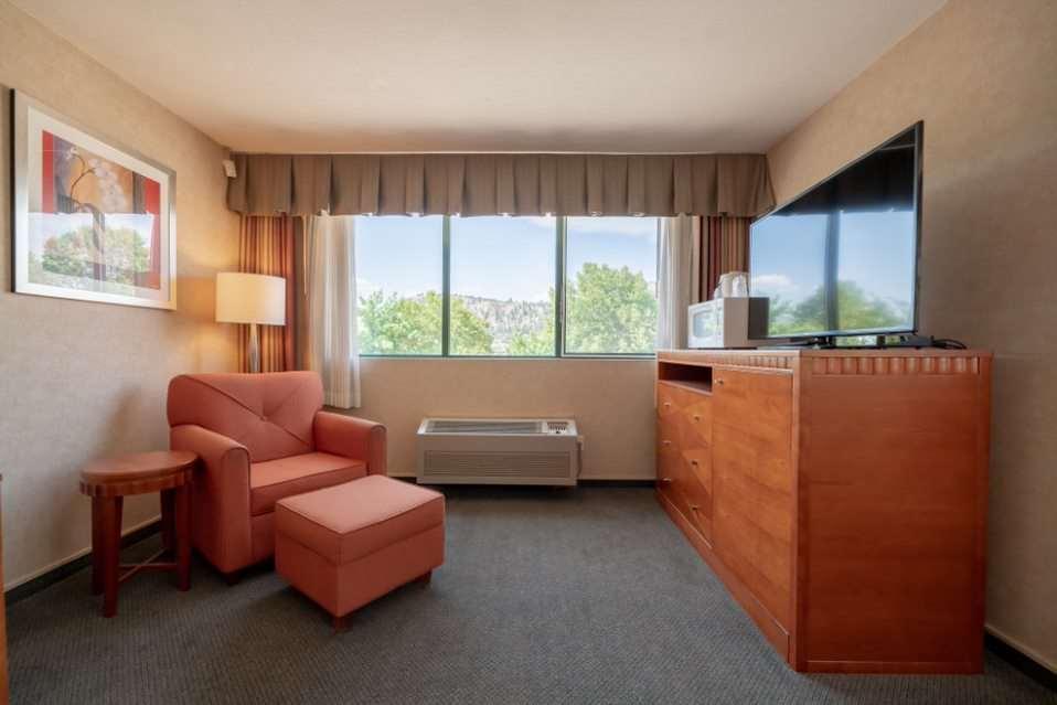 Hotel Kelowna & Conference Centre Pokoj fotografie