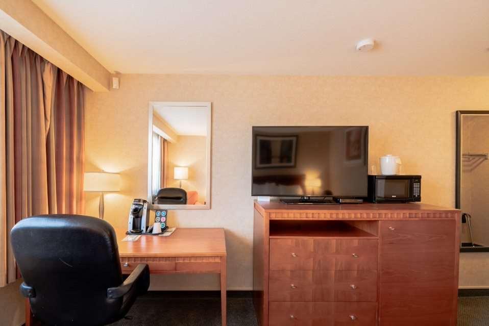 Hotel Kelowna & Conference Centre Pokoj fotografie
